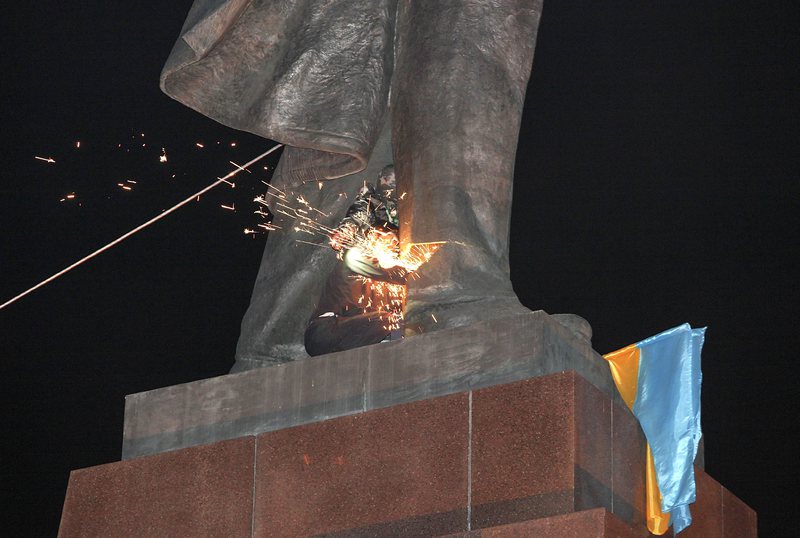Демонстранти демонтираха паметника на Ленин в Харков