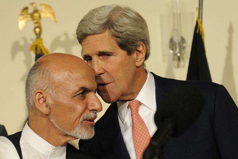 Президентът на Афганистан Ашраф Гани и американският държавен секретар Джон Кери