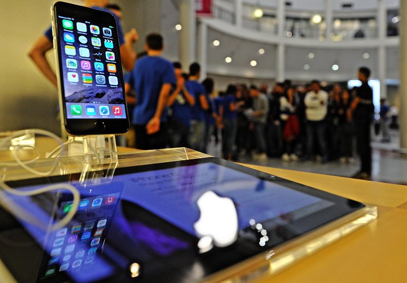 Китайският пазар на смартфони се сви, Apple е №1