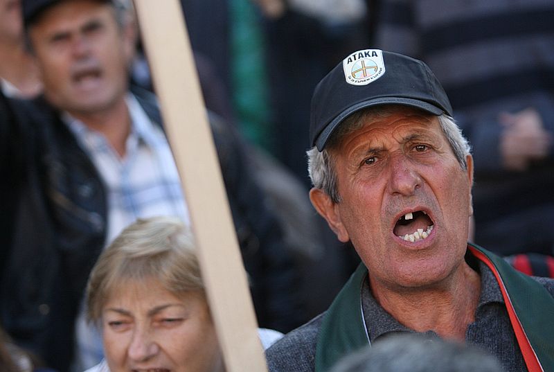 Привърженици на ”Атака” замеряха сградата с яйца