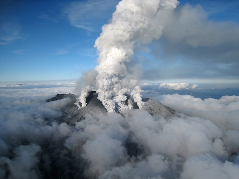 Вулканът се намира на около 200 км западно от Токио