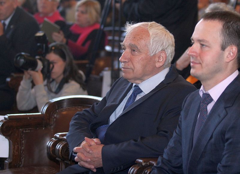 Първият президент на България проф. Жельо Желев също присъства на церемонията в СУ