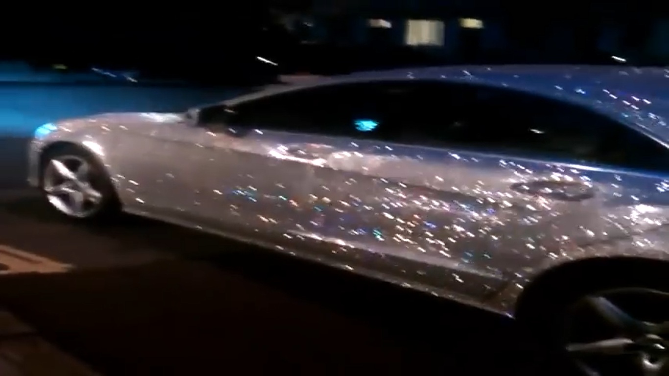 Рускиня покри Mercedes-а си с 1 милион кристали (видео)