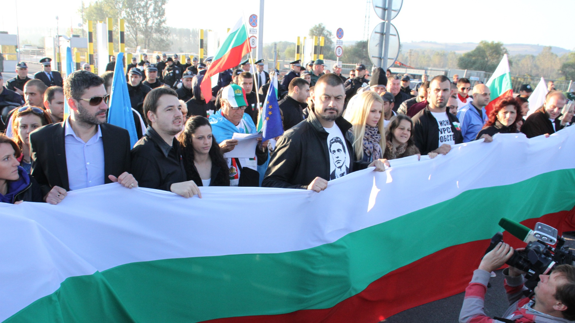 Симпатизантите опънаха голямо българско знаме