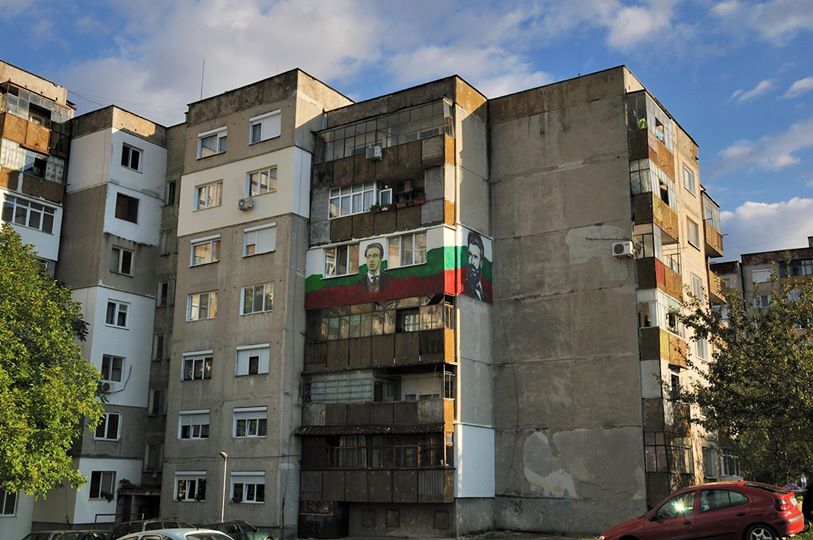 Патриот изрисува Ботев и Левски на блока си в Ловеч (снимки)