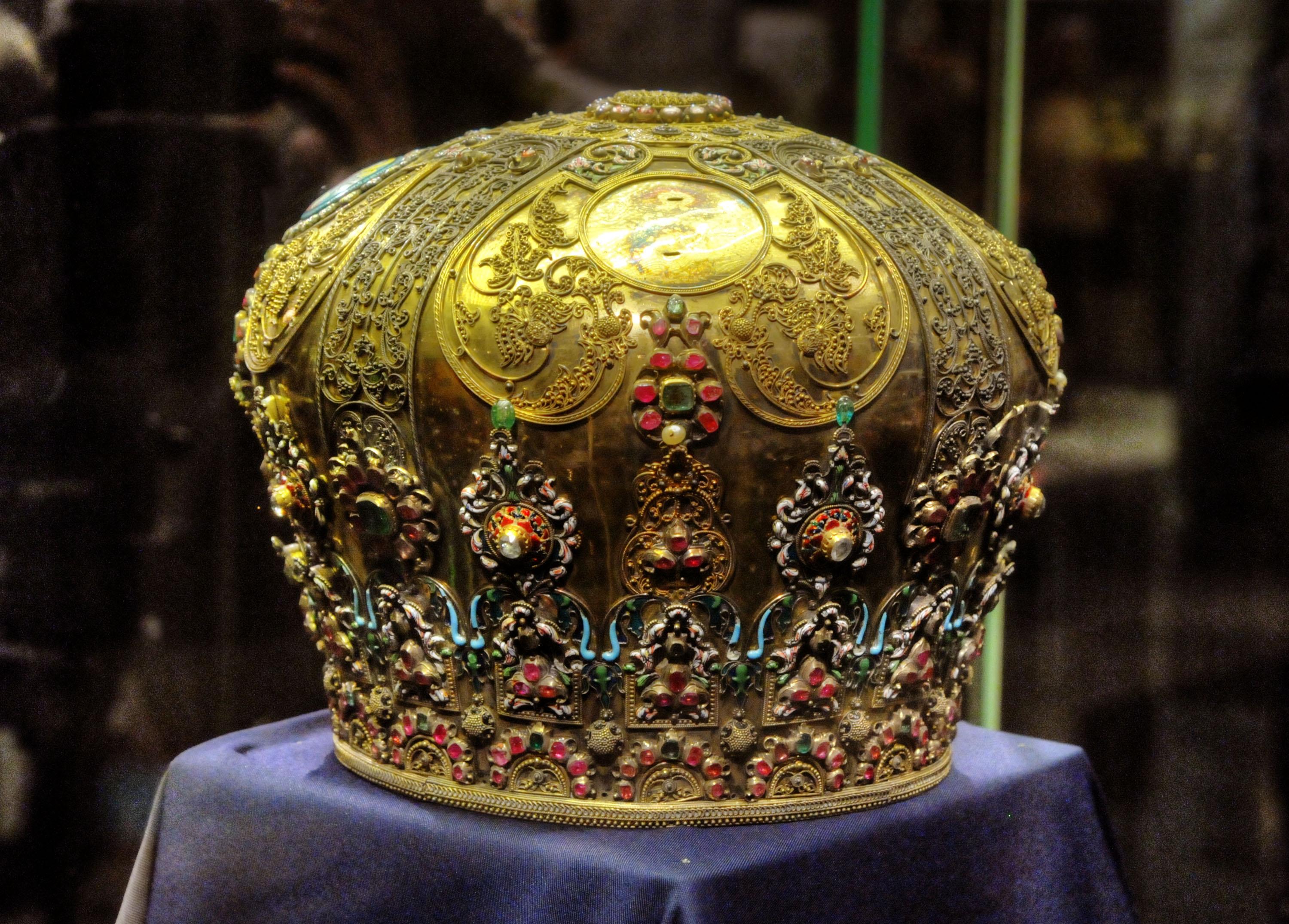В НИМ показват уникална златна корона (снимки)