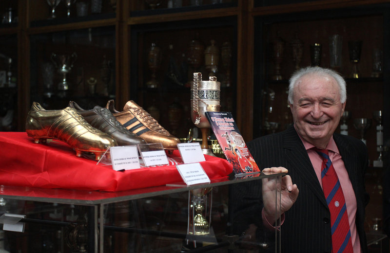 Представиха на официална церемония златната и бронзовите обувки на Петър Жеков