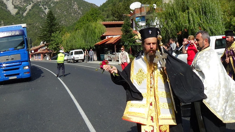 С полицейски ескорт чудотворната икона пристигна от Мелник в Кресна