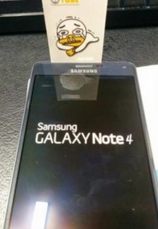 Цепнатината при Note 4 е достатъчно голяма, за да бъде пъхната визитка