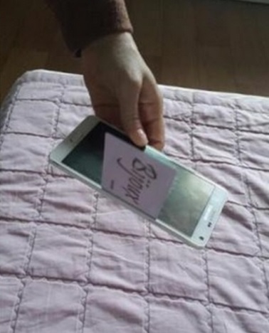 Цепнатината при Note 4 е достатъчно голяма, за да бъде пъхната визитка