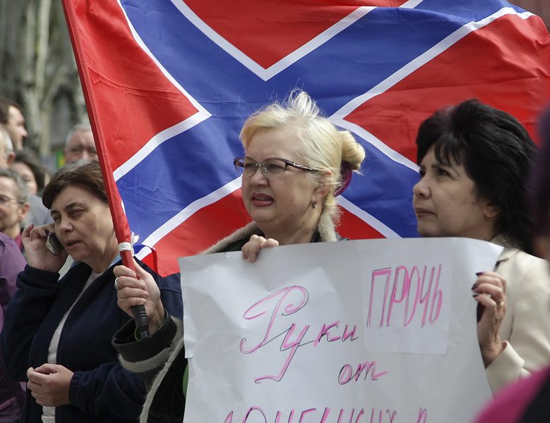 Протестиращи в Донецк носят знамето на самопровъзгласилата се Федерална държава Новорусия
