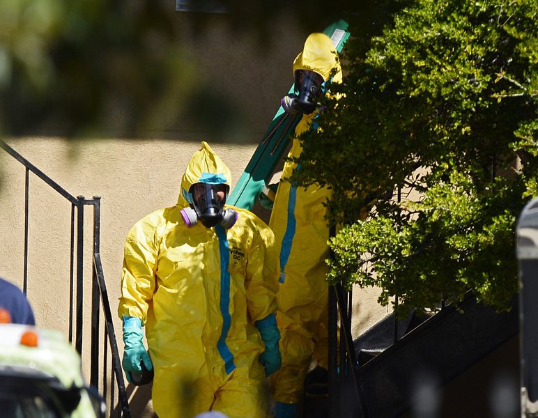 Екип на HAZMAT (Опасни материали) проверява апартамента на Томас Дънкан