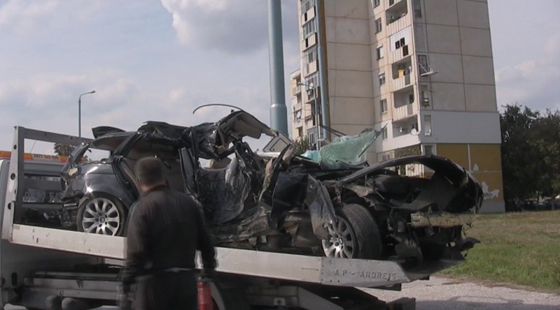 В Пловдив три момчета са загинали при удар на БМВ в стълб