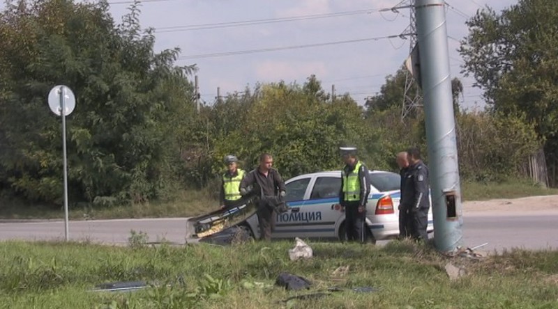 В Пловдив три момчета са загинали при удар на БМВ в стълб