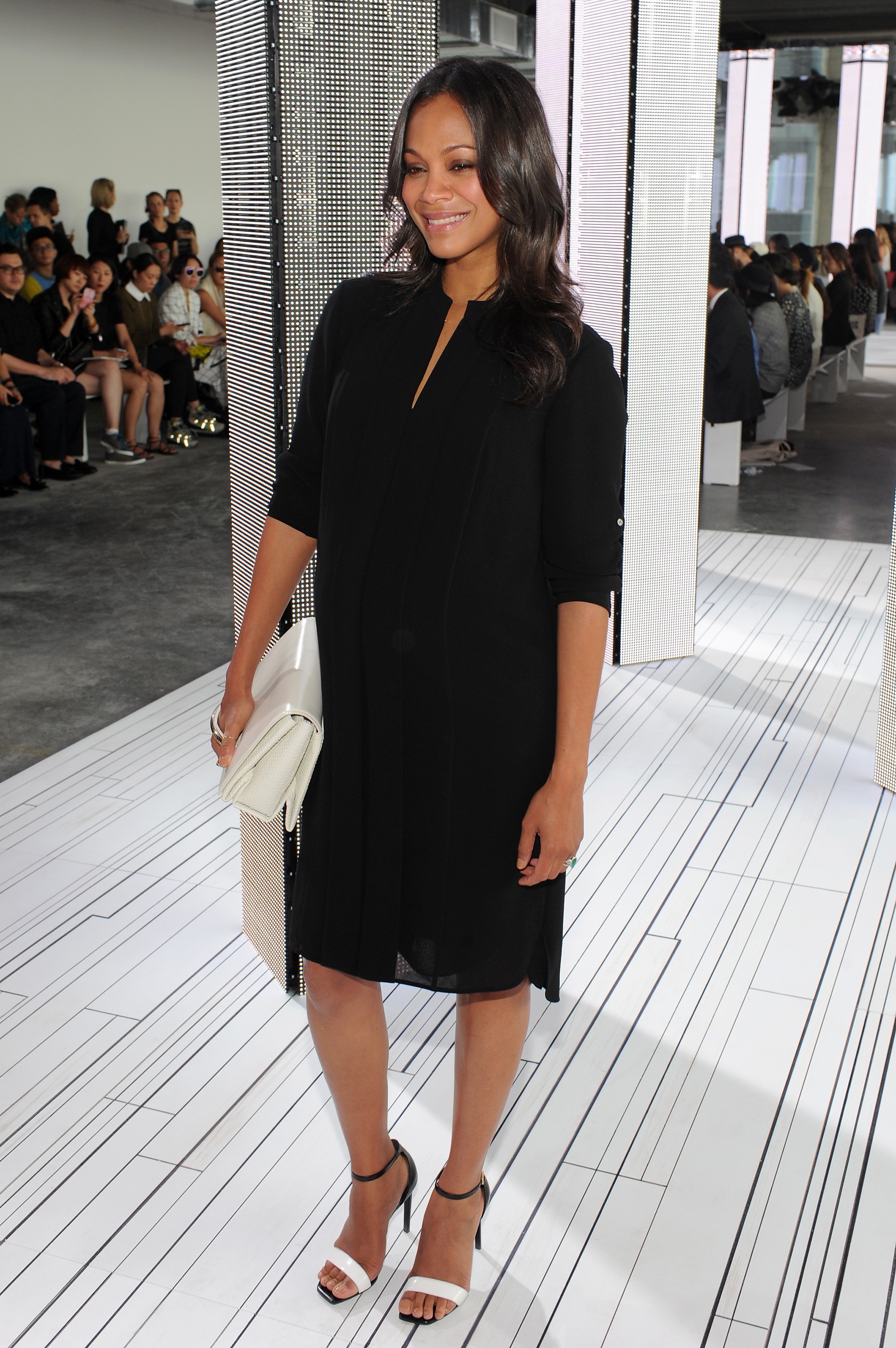 Бременната Зоуи Салдана