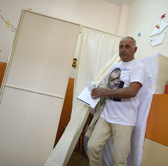 Фен на Бойко Борисов гласува на парламентарните избори