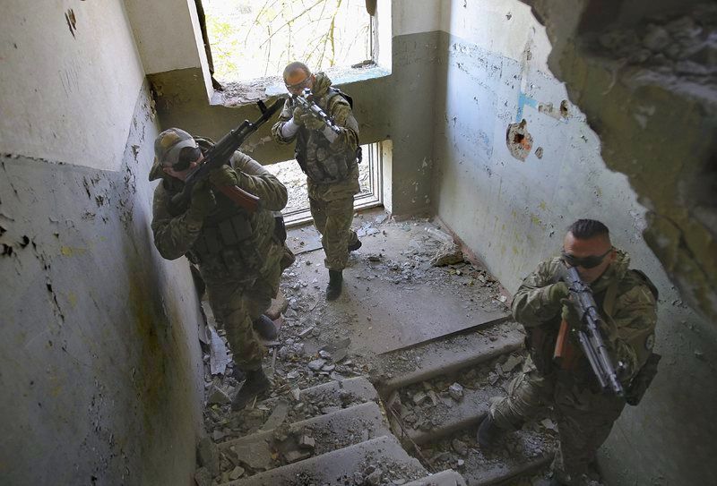 Войници атакуват в жилищна сграда