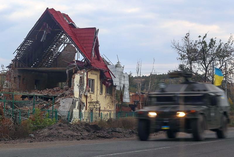 Военна техника минава по улиците на украинските градове