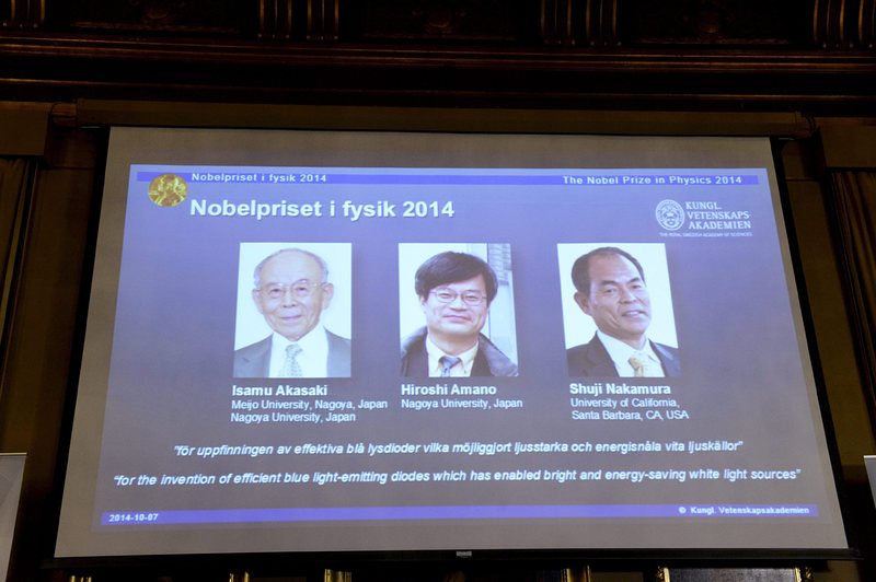 Японците Исаму Акасаки и Хироши Амано, както и роденият в Япония американски гражданин Шуджи Накамура си поделят Нобеловата нагр