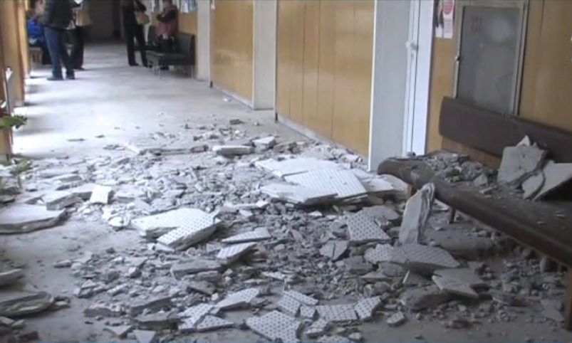 Паднал таван едва не уби пациент в поликлиника