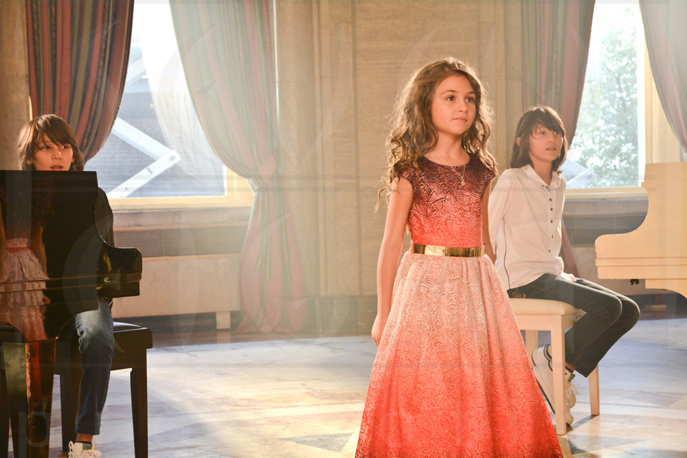 Все дети красивы песня. Билл гекас (bill gekas). Девочка поет. Все дети красивы песня. Маленькие девочки во дворе.