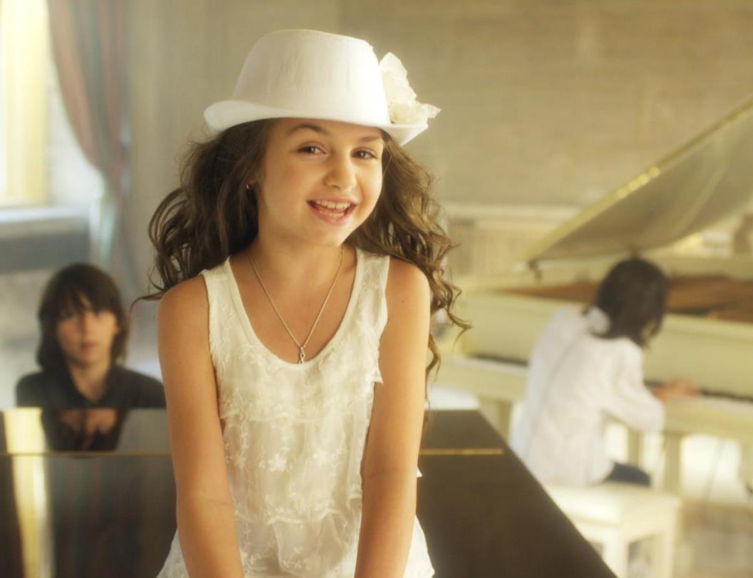 Крисия с двама пианисти на детската ”Евровизия”