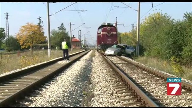 Локомотив удари кола на прелез в София, мъж загина