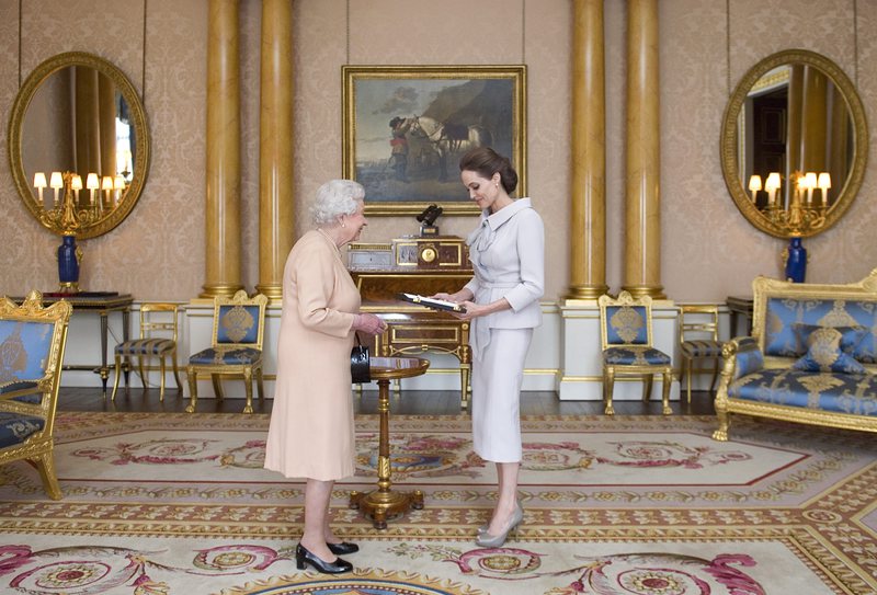 Анджелина Джоли получава почетен орден от кралица Елизабет II