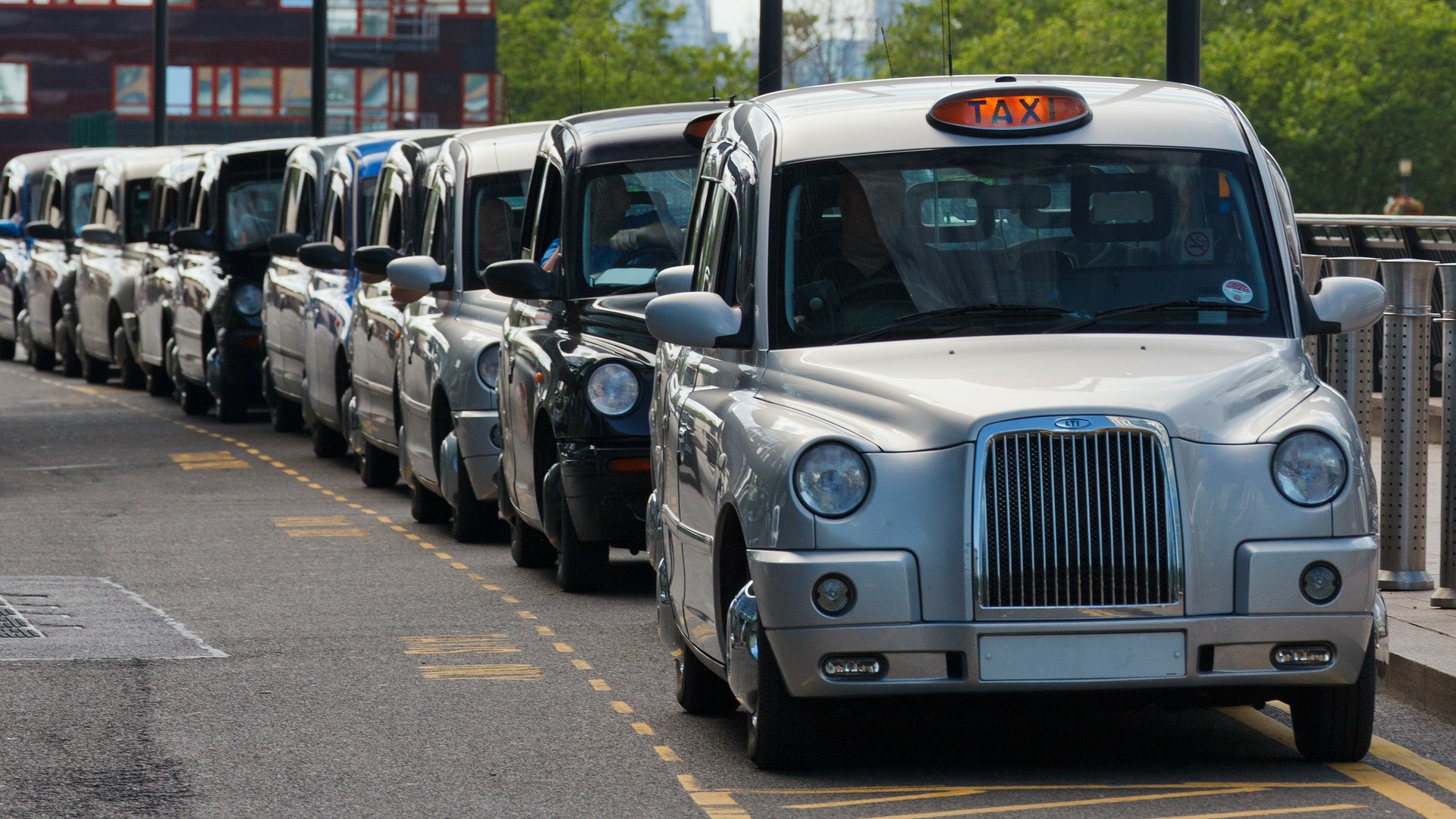 Лондон въвежда нова такса за автомобилите