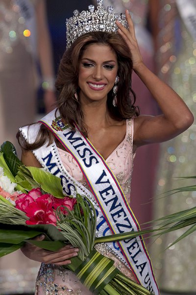 Красива студентка стана ”Мис Венецуела”