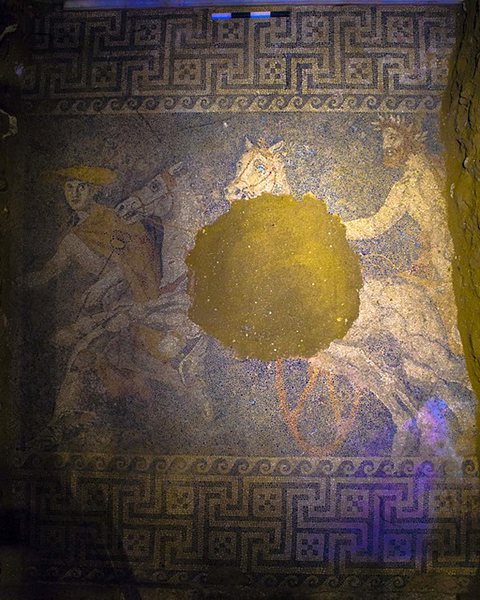 Уникална мозайка откриха в гробница в Амфиполис
