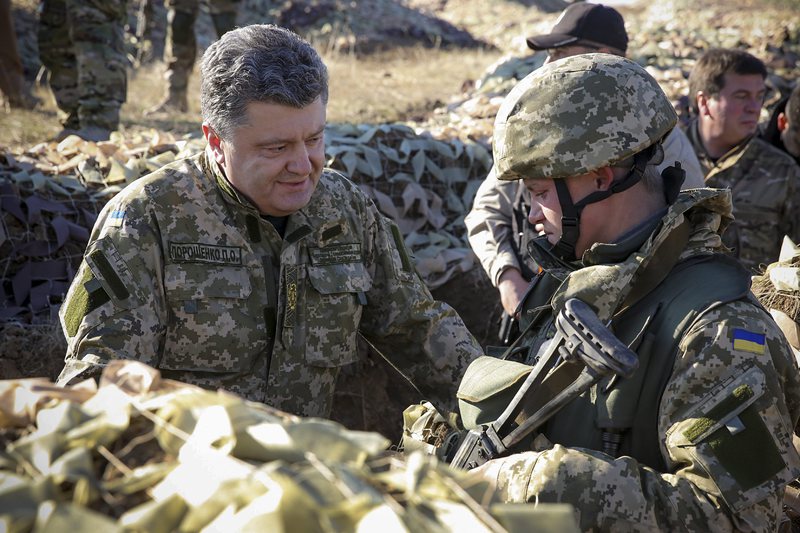 Неотдавна президентът Петро Порошенко посети защитната линия край Донецк