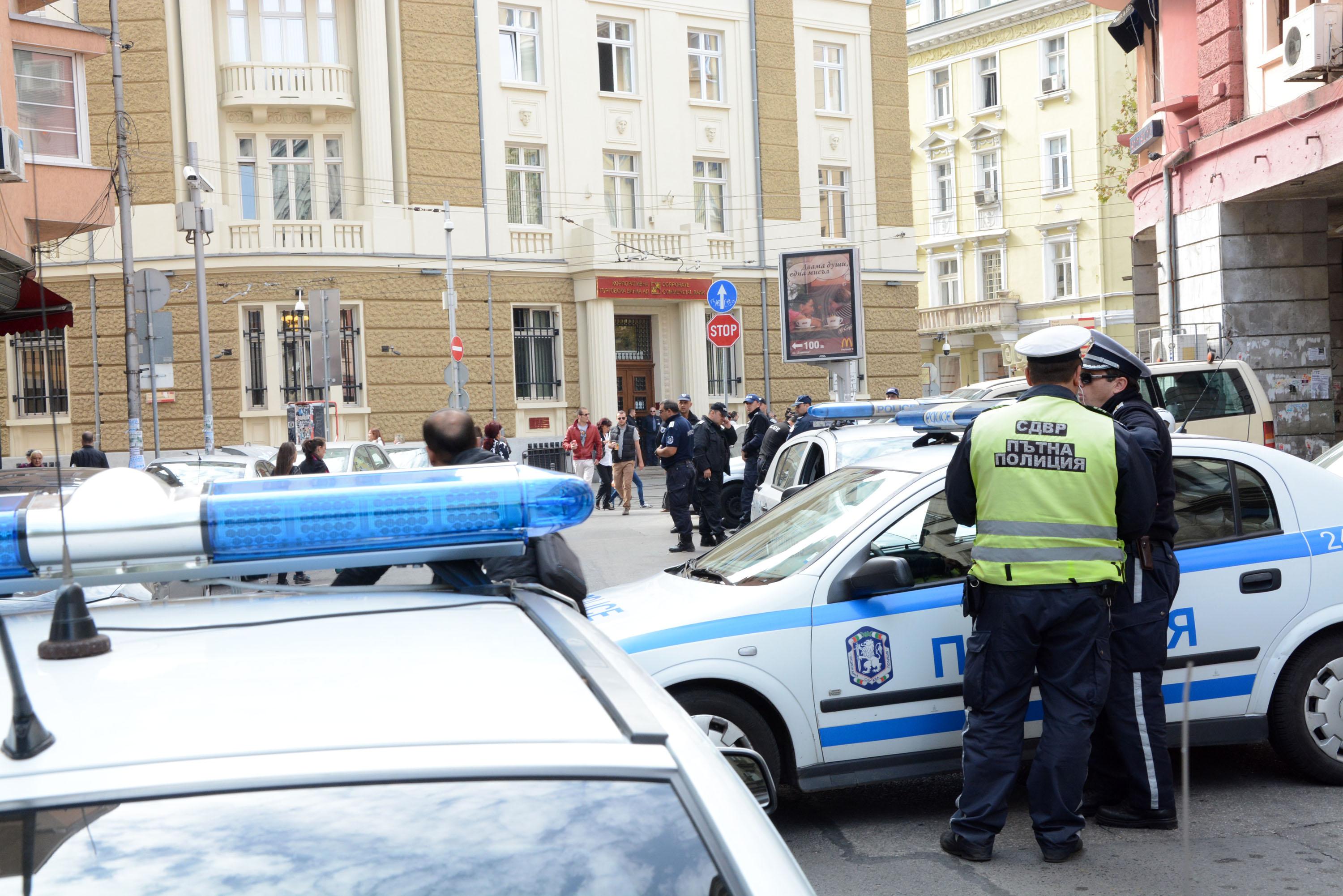 Клиенти на КТБ блокираха днес улици пред централата на площад ”Гарибалди”