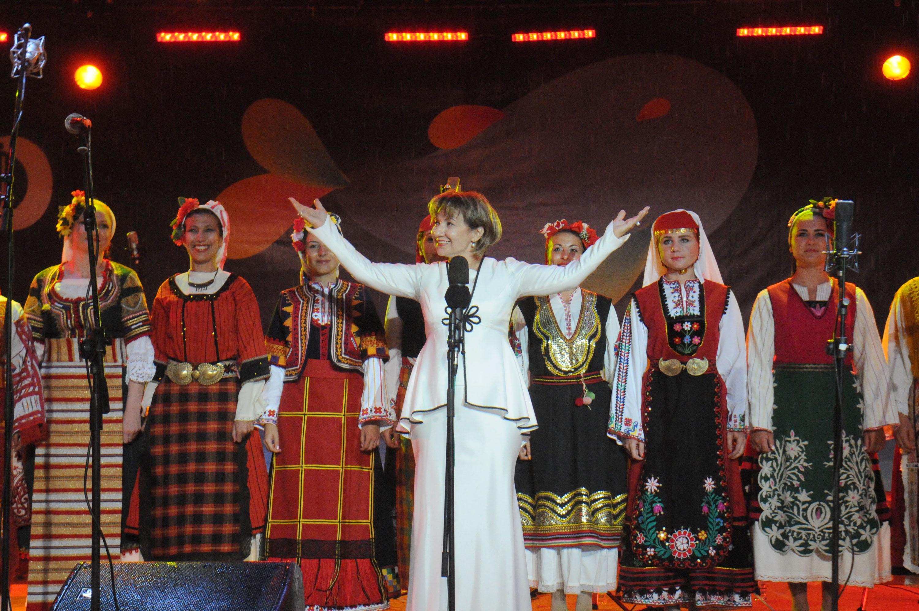 Диригентката на хор ”Космически гласове” Ваня Монева
