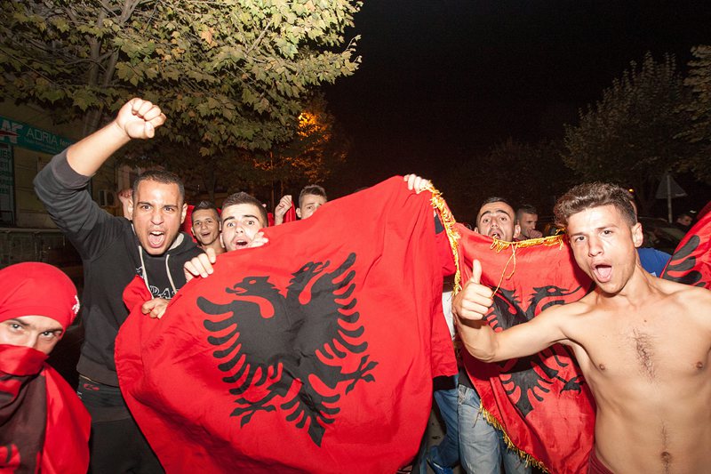 Албания посрещна футболните национали като герои