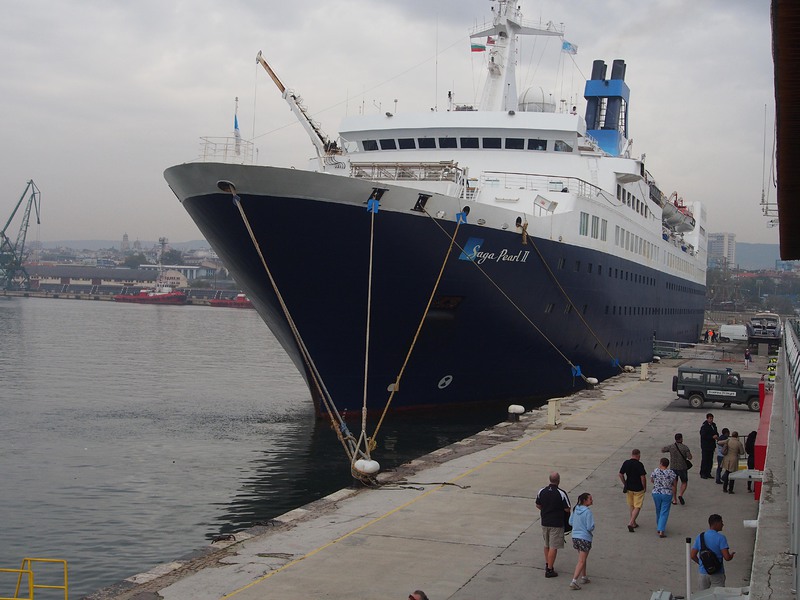 Дългият 165 метра круизен кораб Saga pearl II без проблеми застана на Морска гара във Варна