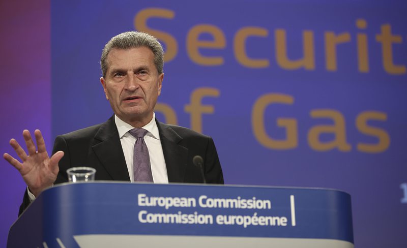 ЕК не очаква тази зима доставките на руски газ за ЕС да бъдат прекратени, заяви Йотингер