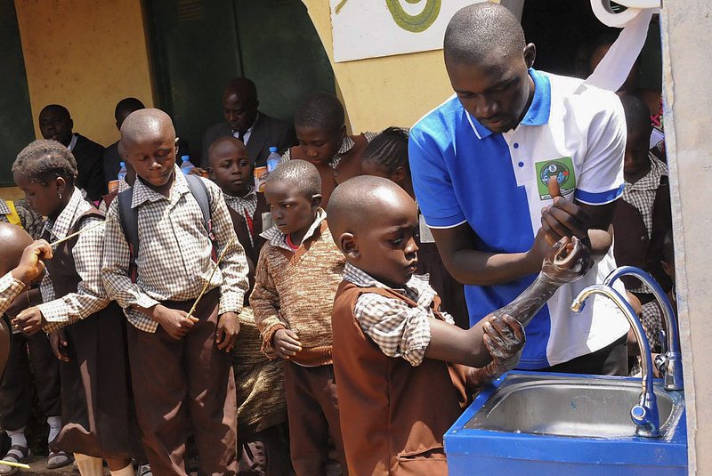 Нигерийски деца си мият ръцете
