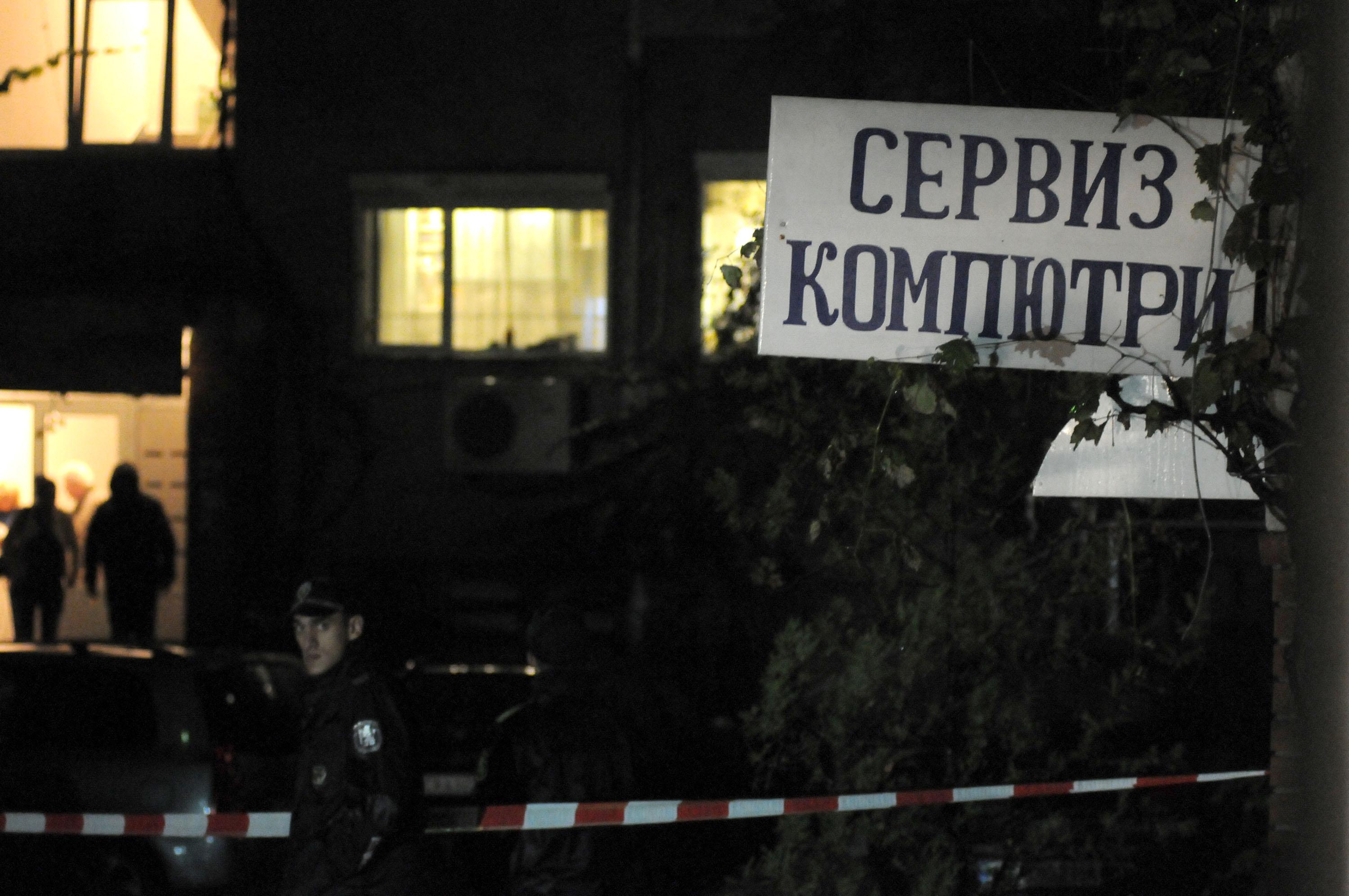 Убитият е държал помещение под наем в блока