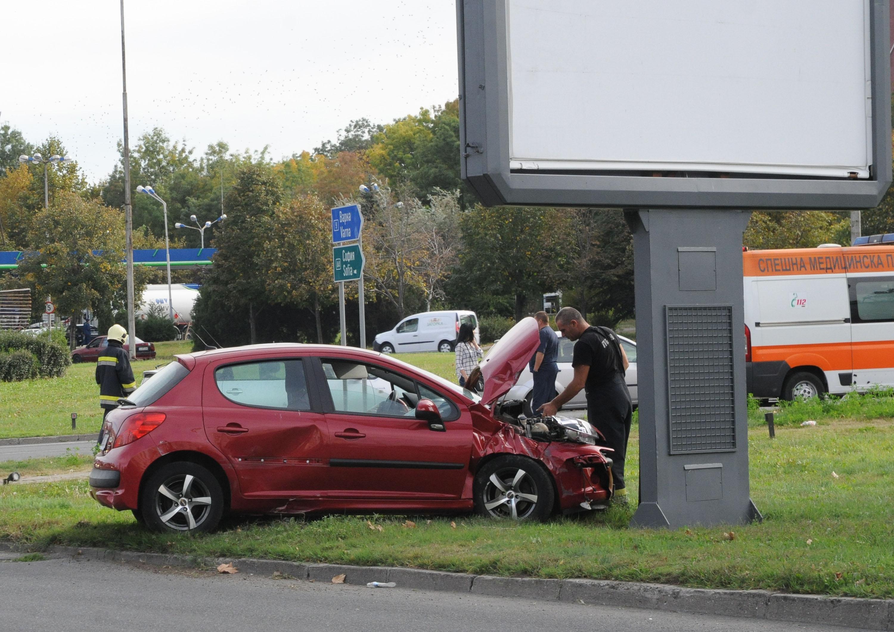 Кола се заби в билборд в Бургас (снимки)