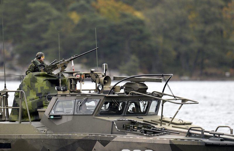 Швеция издирва руска подводница, навлязла във водите й