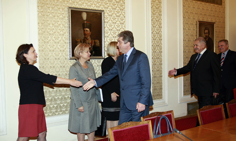 Първанов се ръкува с Румяна Бъчварова