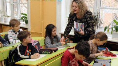 Общо 93 000 са сега учителите и директорите в детските