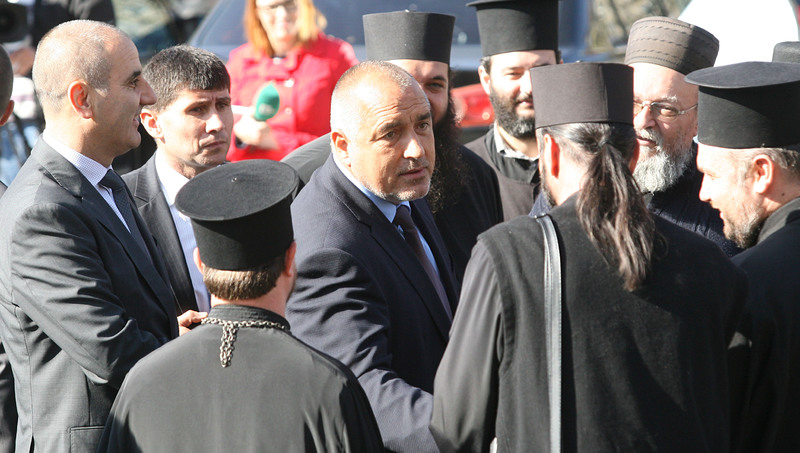 Бойко Борисов беше посрещнат пред НДК от духовници