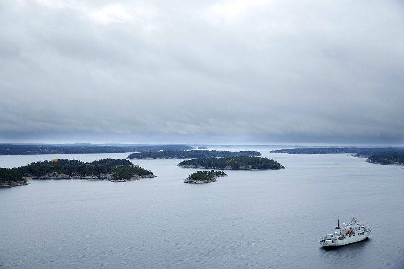 Шведският миночистач HMS Koster патрулира край Стокхолм
