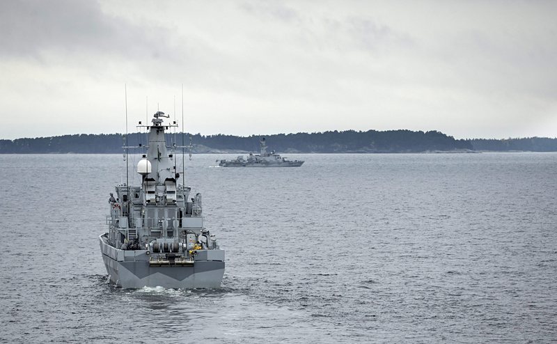 Швеция спря издирването на мистериозната подводница (снимки)