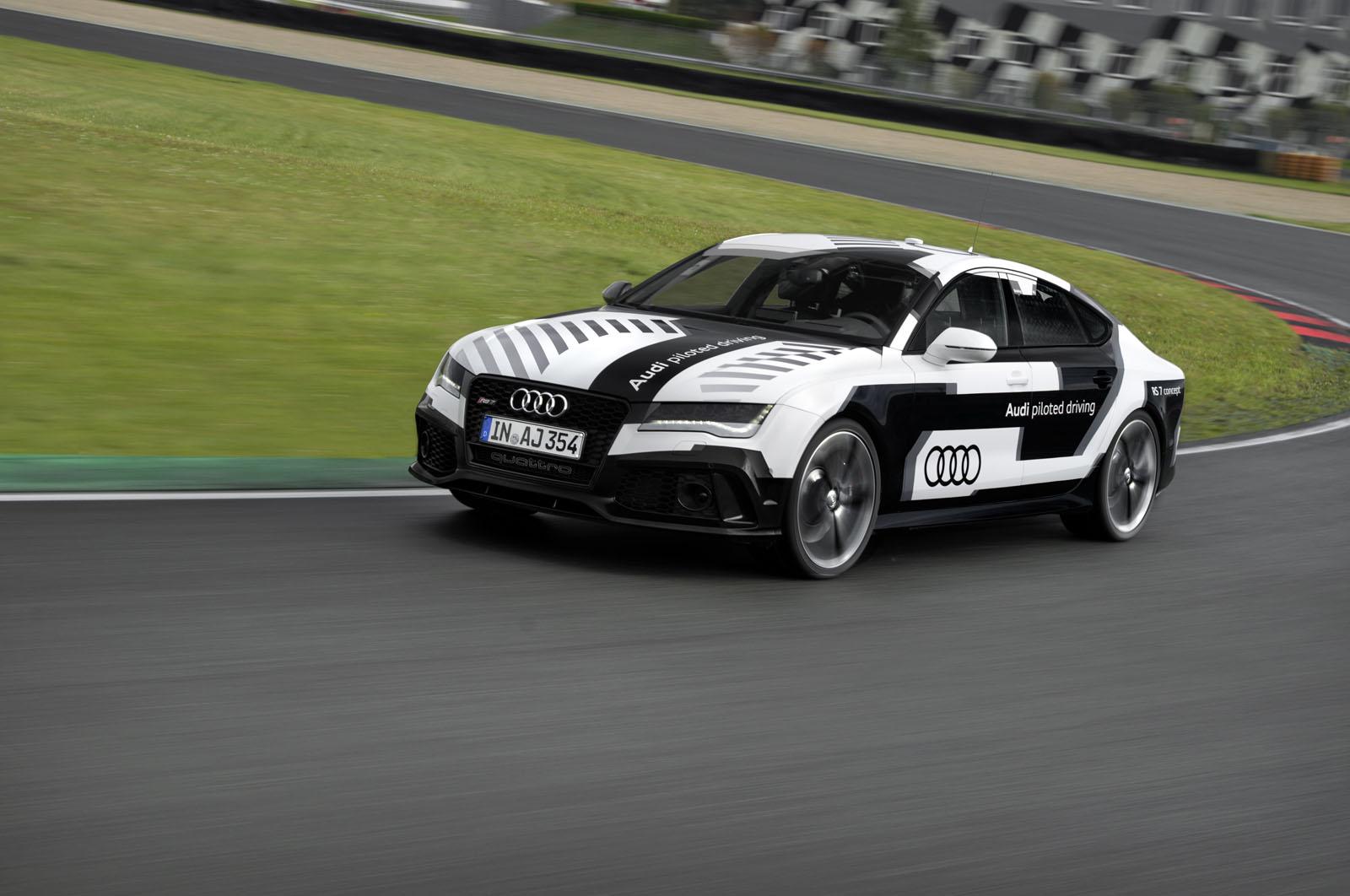 Audi тества състезателен автомобил без пилот (видео)