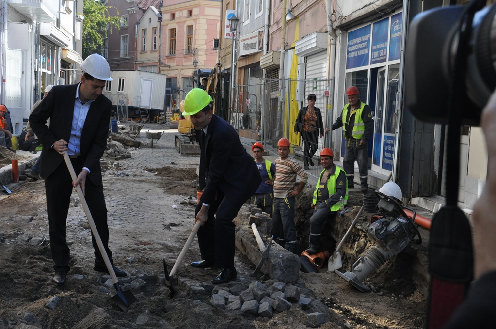 Кметът на Пловдив Иван Тотев прави първа копка на ремонта в ”Капана”