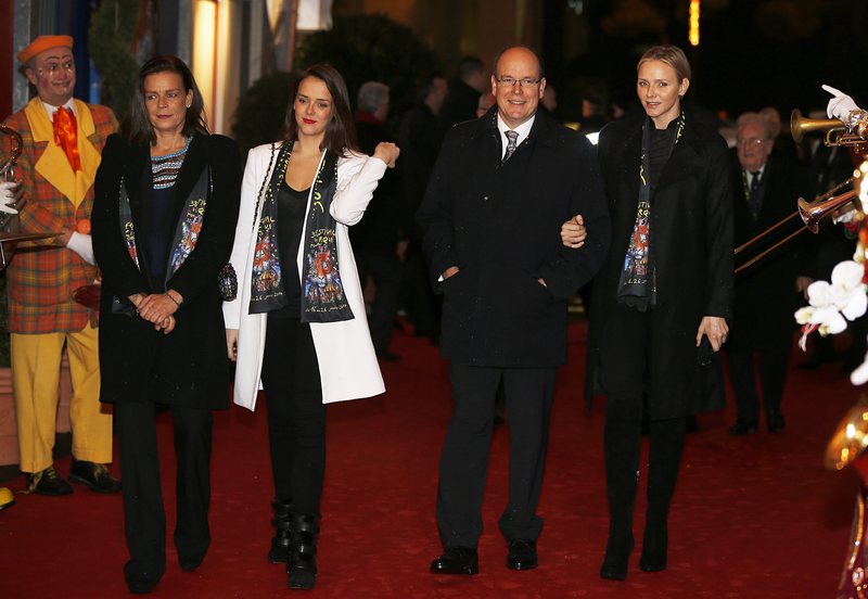 Полин Дюкрюе с майка си Стефани Монакска, принц Албер и принцеса Шарлийн