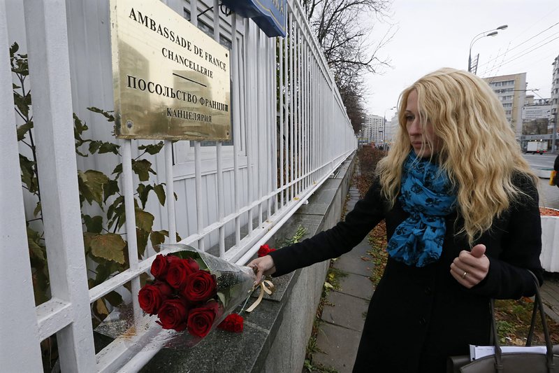 Жена оставя цветя пред френското посолство в Москва в памет на загиналия президент на ”Тотал”